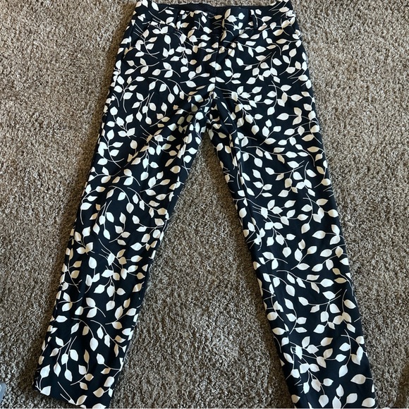 TALBOTS 8 Hampshire Ankle Pants Straight Leg Cropped Paisley Black Cream Leaves - Picture 2 of 10